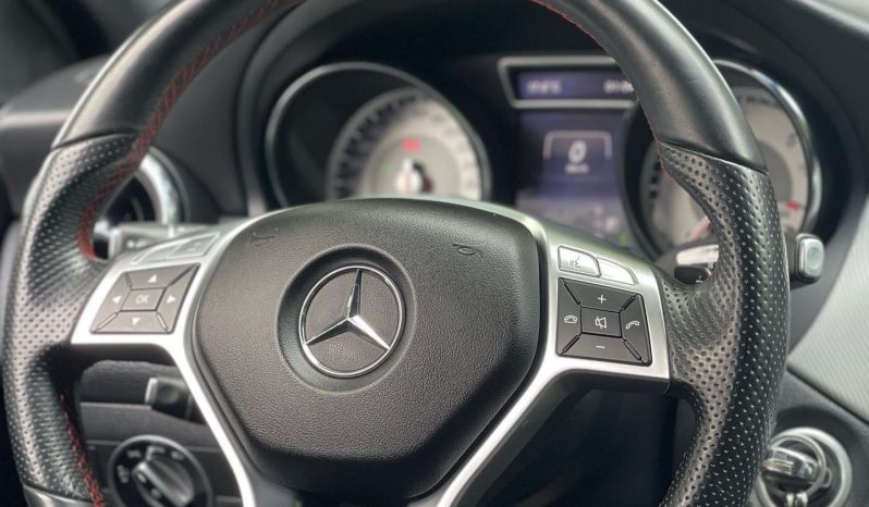 Mercedes-Benz GLA 180 AMG completo